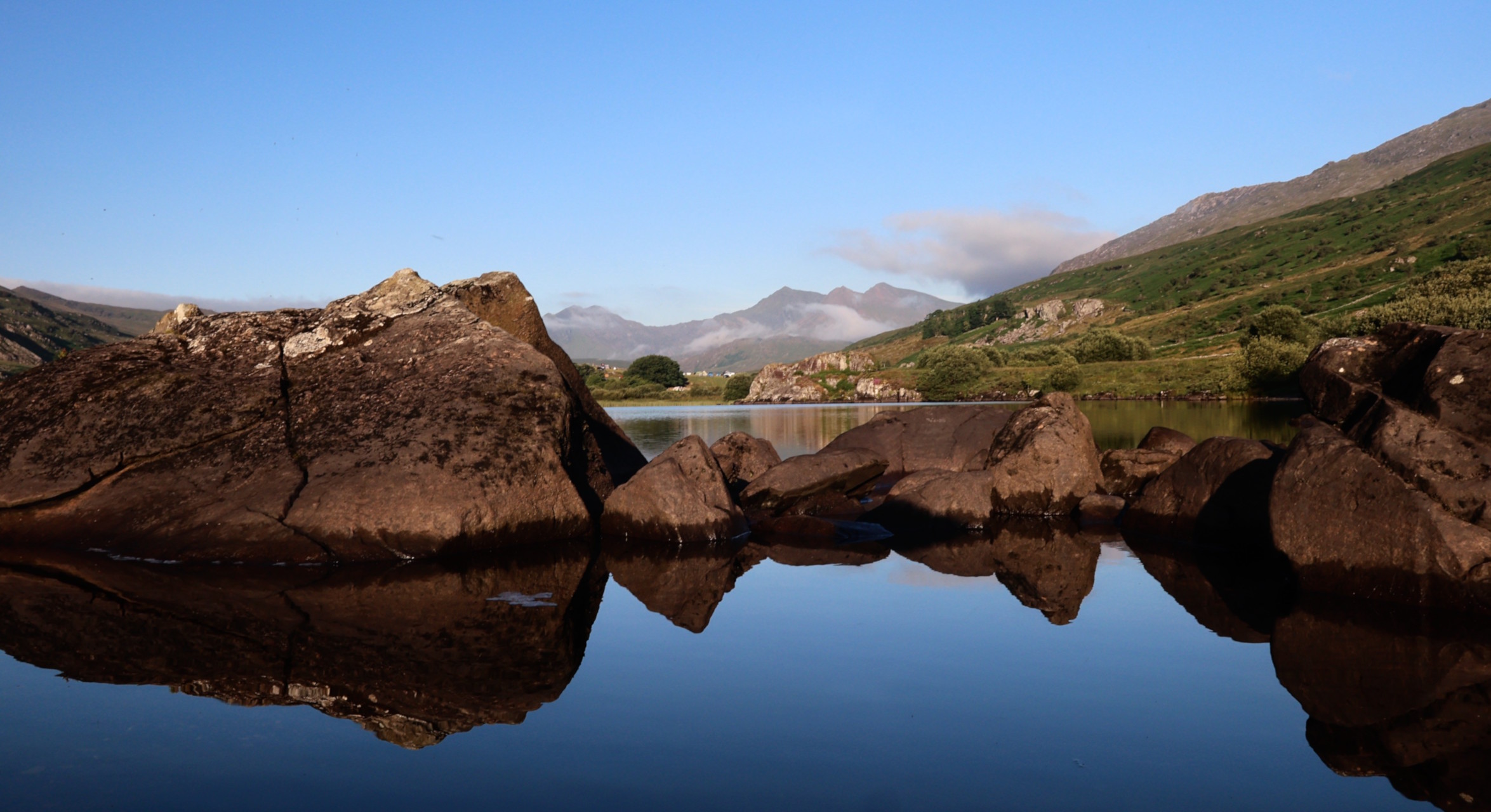 reading with mountains